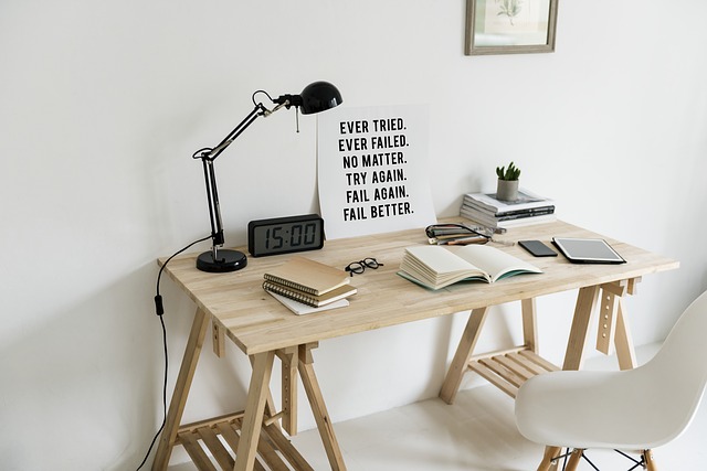písací stôl, stolička, lampa.jpg