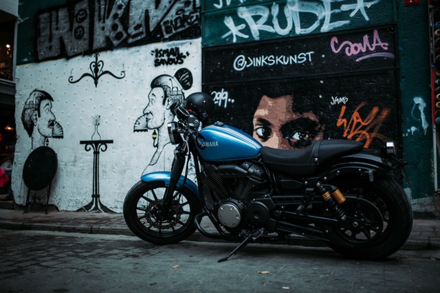 zaparkovaná modrá motorka